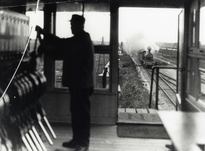 166368 Afbeelding van de seinhuiswachter in het seinhuis bij het N.S.-station Nieuwersluis-Loenen te Nieuwersluis, met ...